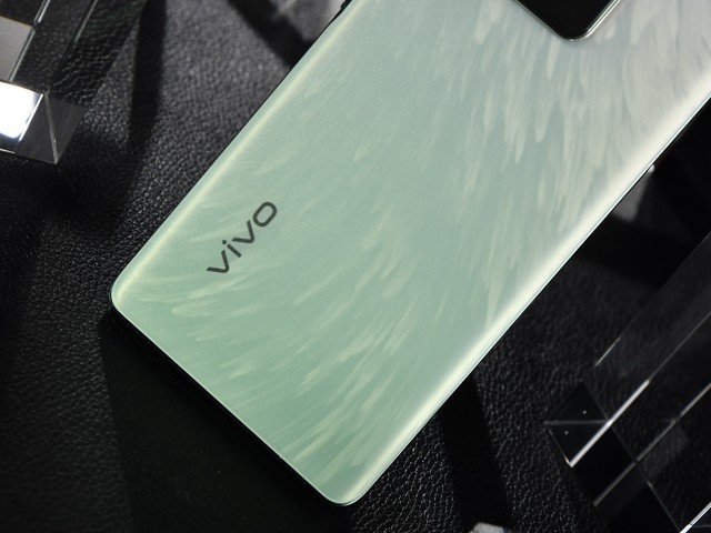 vivo Y100评测:超薄5000mAh长续航,512GB大内存流畅耐用
