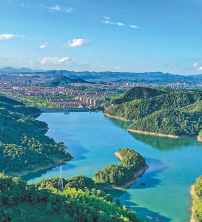 浙江安吉县凤凰水库,碧水蓝天,绿意盎然潘学康摄(影像中国)