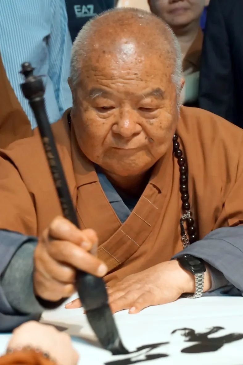 在2014年6月6日到访辽宁大连,推动两岸佛教交流并题写“一笔字” 图:IC