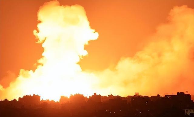 为打击哈马斯以军启用大杀器，800度火雨向加沙倾泻