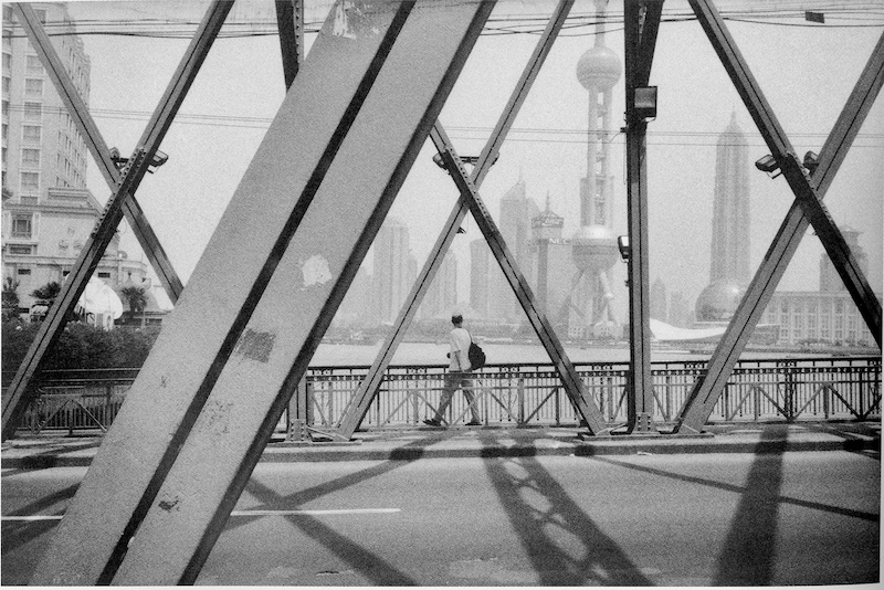 马克 • 吕布摄影作品，苏州河上，上海，2002年