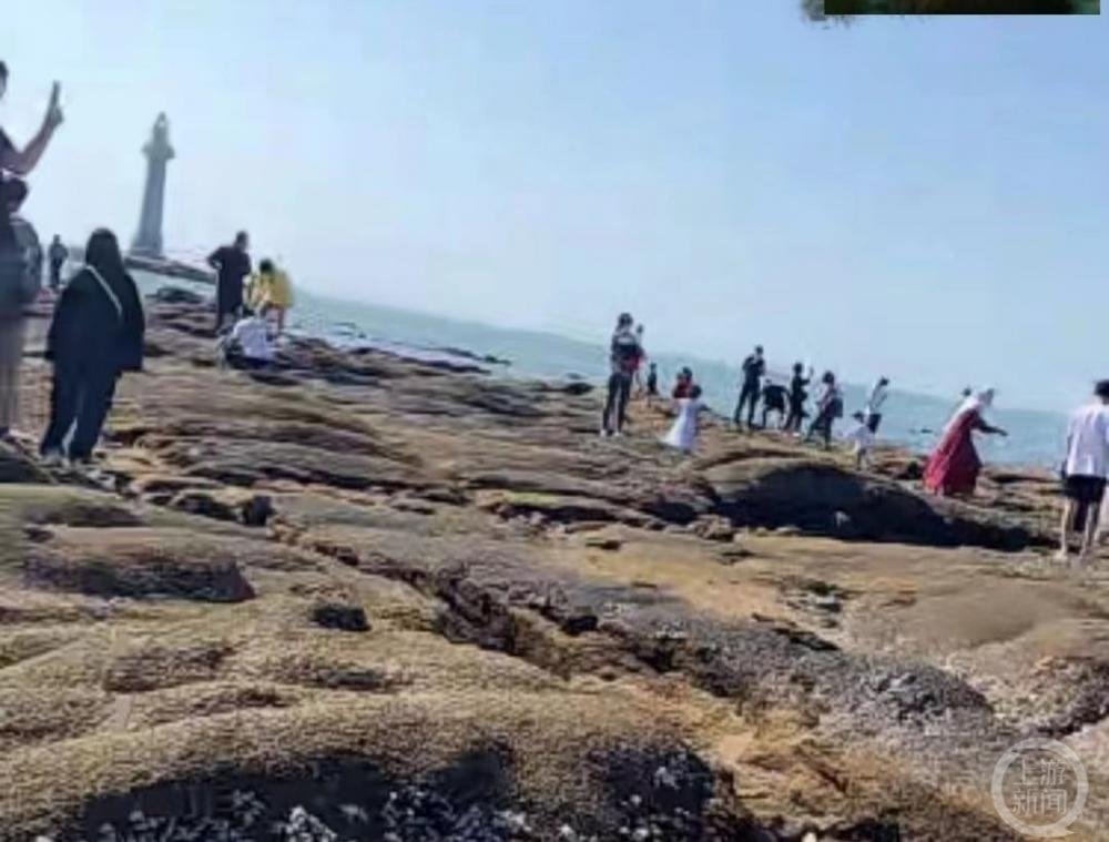 ▲徐女士所拍视频中,可以看到大小洞天附近游客比较多。图片来源/受访者供图