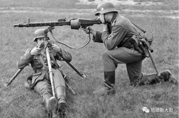 將軍像42 Andrew Semyonov - Fallschirmjägergewehr 42 (FG-42)