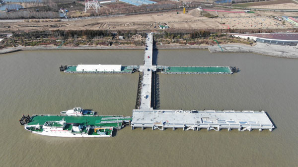 图说:长兴岛公务基地码头,由一座固定码头,三座浮码头组成 受访者供图(下同)