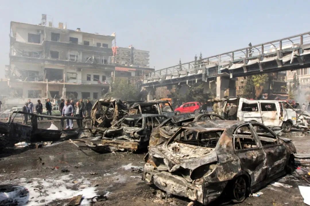 ▲发生在叙利亚大马士革的2·21大爆炸，方圆400米的车辆、楼房无一幸免