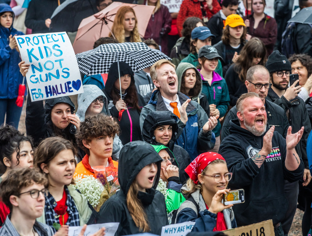美国田纳西州民众进行示威抗议，要求州政府进行枪支管制_凤凰网
