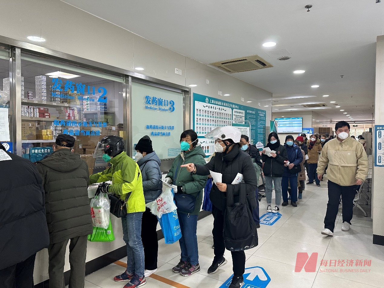长海中心发药窗口前排队购药的居民 图片来源:每经记者 许立波 摄
