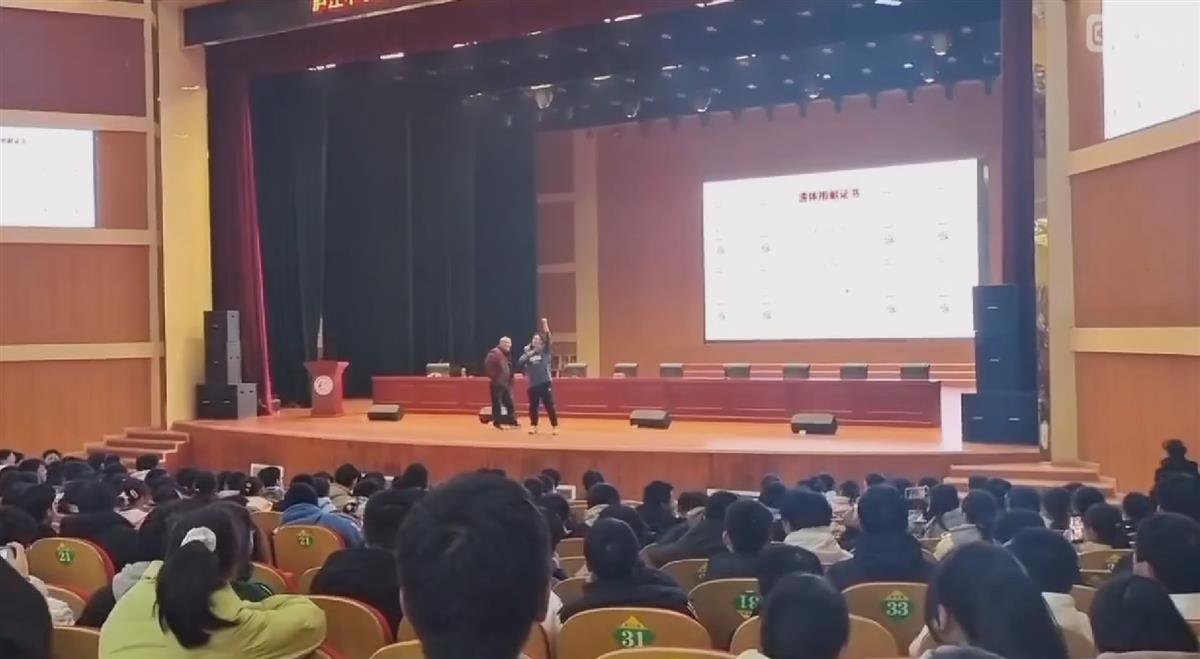 活动现场,“名师”演讲被学生抢话筒驳斥(视频截图)