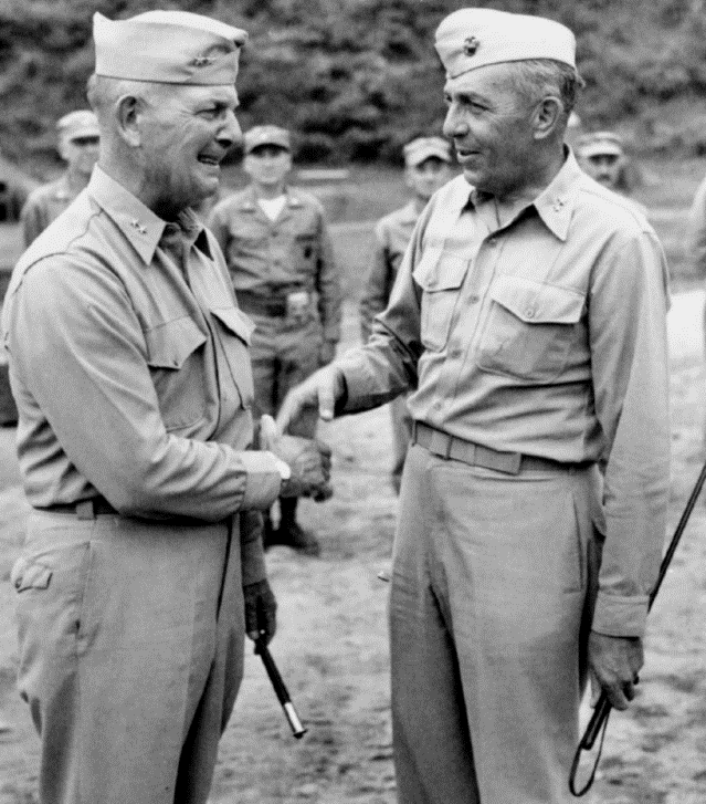 美军陆战1师师长托马斯少将向继任师长塞尔登少将移交指挥权