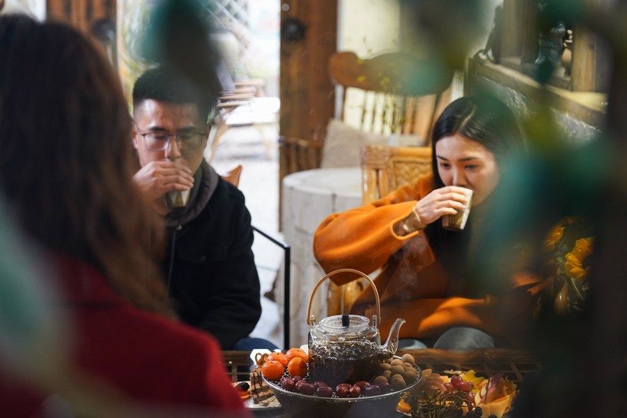 圖為中國年輕人在安徽黃山的一處茶空間里“圍爐煮茶”。新華社記者 杜宇 攝