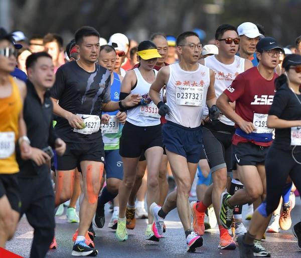 施一公（23732号）参加上海马拉松。