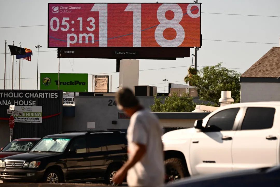 ◆2023年7月18日，亚利桑那州凤凰城出现创纪录热浪，广告牌显示气温达到118华氏度（48摄氏度）。