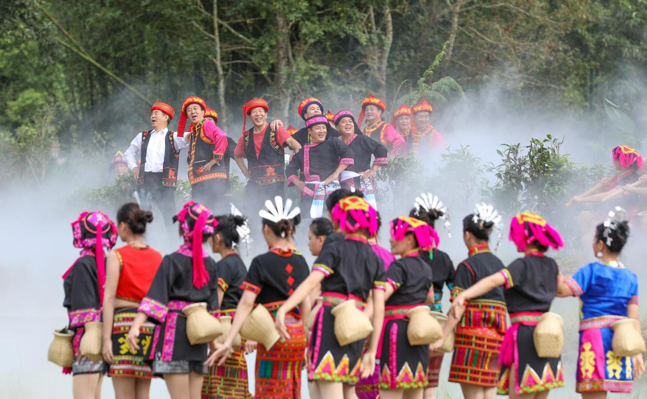 △ 2022年11月，一场“雨林时光”田园实景演出在毛纳村举行，演绎了一幅热带雨林、乡村田园、黎族文化交融的美丽图景。