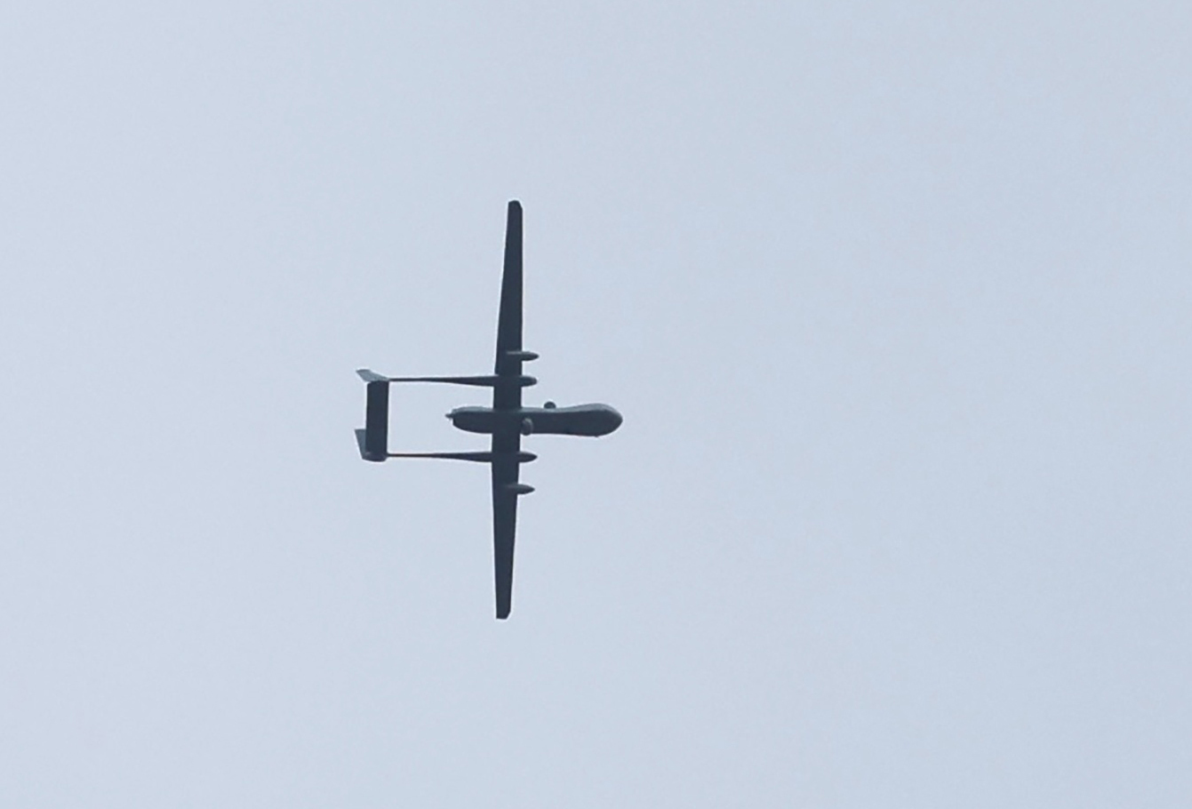 当地时间2023年11月13日，以色列斯代罗特，一架以色列无人机飞越加沙地带北部。