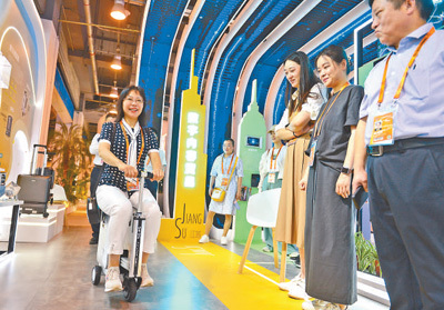 观众在体验智能行李箱。本报记者 陈 斌摄