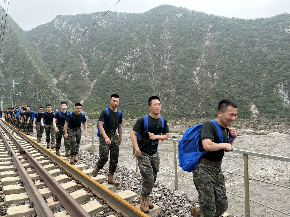 8月2日，武警北京总队机动第三支队官兵徒步进山帮助滞留旅客转运。新华社记者 王艳刚 摄