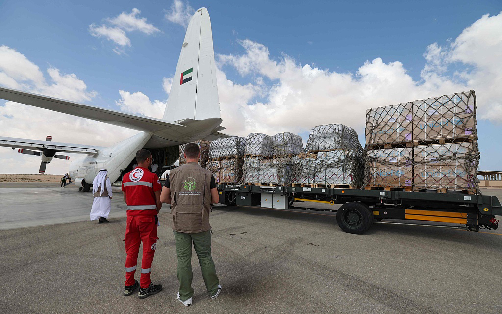 当地时间2023年10月19日，埃及阿里什机场，工作人员卸下阿联酋援助加沙的物资。