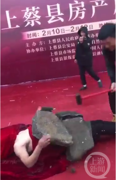 政府展销会现女子跳钢管舞,县委书记:要追责!