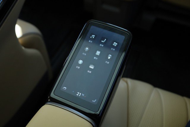 脚踢埃尔法拳打艾维亚,腾势D9 EV体验报告