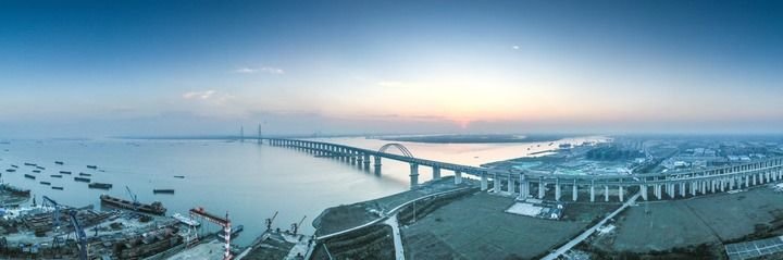 沪苏通长江公铁大桥沿岸日落景色（2021年11月12日摄，无人机照片）。新华社记者 杨磊 摄