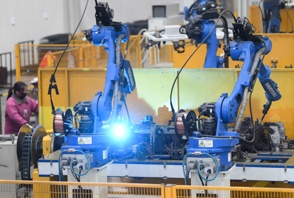 ↑在位于台州临海的浙江正特股份有限公司，智能机器人在自动焊接生产线上工作（2月2日摄）。