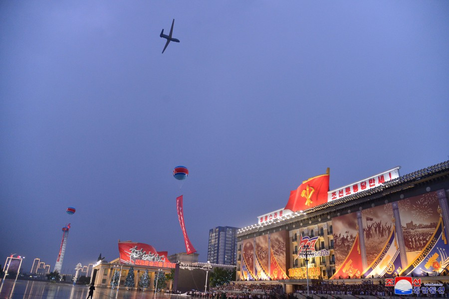 7月27日晚,朝鲜举行“胜利节”70周年阅兵式,新型无人机在金日成广场上空飞行(图:朝中社)