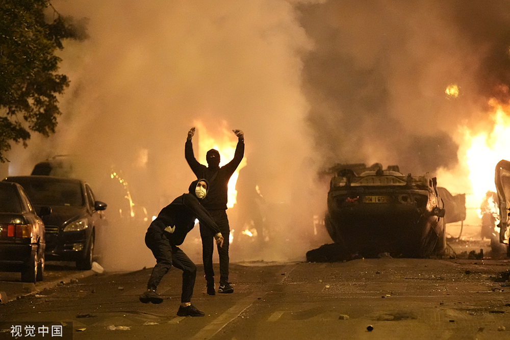 当地时间2023年6月29日，法国楠泰尔，年轻人与警察发生冲突。人民视觉 图
