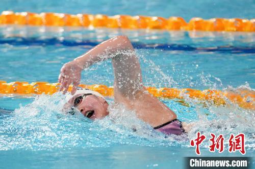 8月4日，成都大运会女子1500米自由泳决赛在成都进行，中国选手李冰洁获得冠军。　中新社记者 毛建军 摄