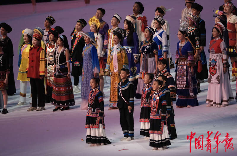 7月28日晚8时，成都第31届世界大学生夏季运动会开幕式举行。中华人民共和国国旗入场时，来自四川凉山的6名彝族孩子和来自中国56个民族的112名青年唱起了歌。中青报&middot;中青网记者 王鑫昕/摄