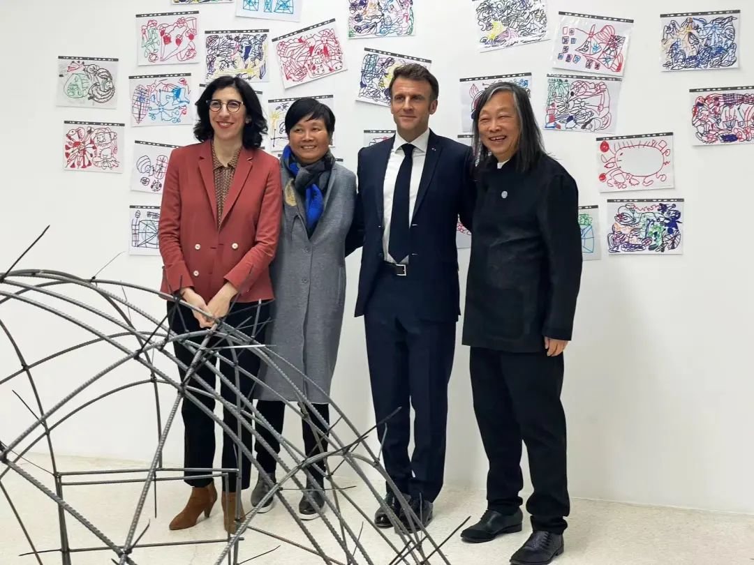 ▲ 在2023“中法文化之春”开幕后,马克龙总统一行参观红砖美术馆沈远个展“垂钓”,法国文化部长阿卜杜勒·玛拉克(Rima Abdul Malak),艺术家深远、马克龙总统、红砖美术馆馆长闫士杰合影,图源:孙文杰