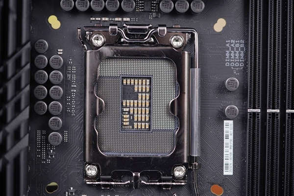 支持14代酷睿!ROG MAXIMUS Z790 DARK HERO主板图赏