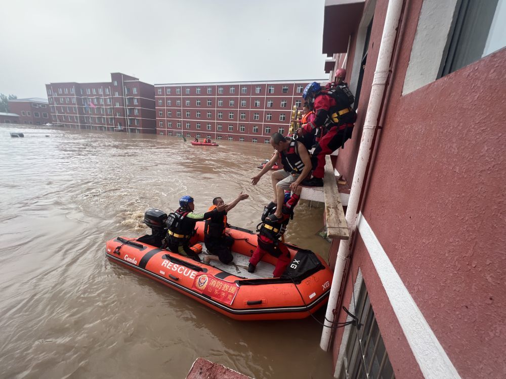 8月3日，山东消防济南增援分队在涿州市靖雅学校执行营救和疏散任务。新华社发（安雪松 摄）