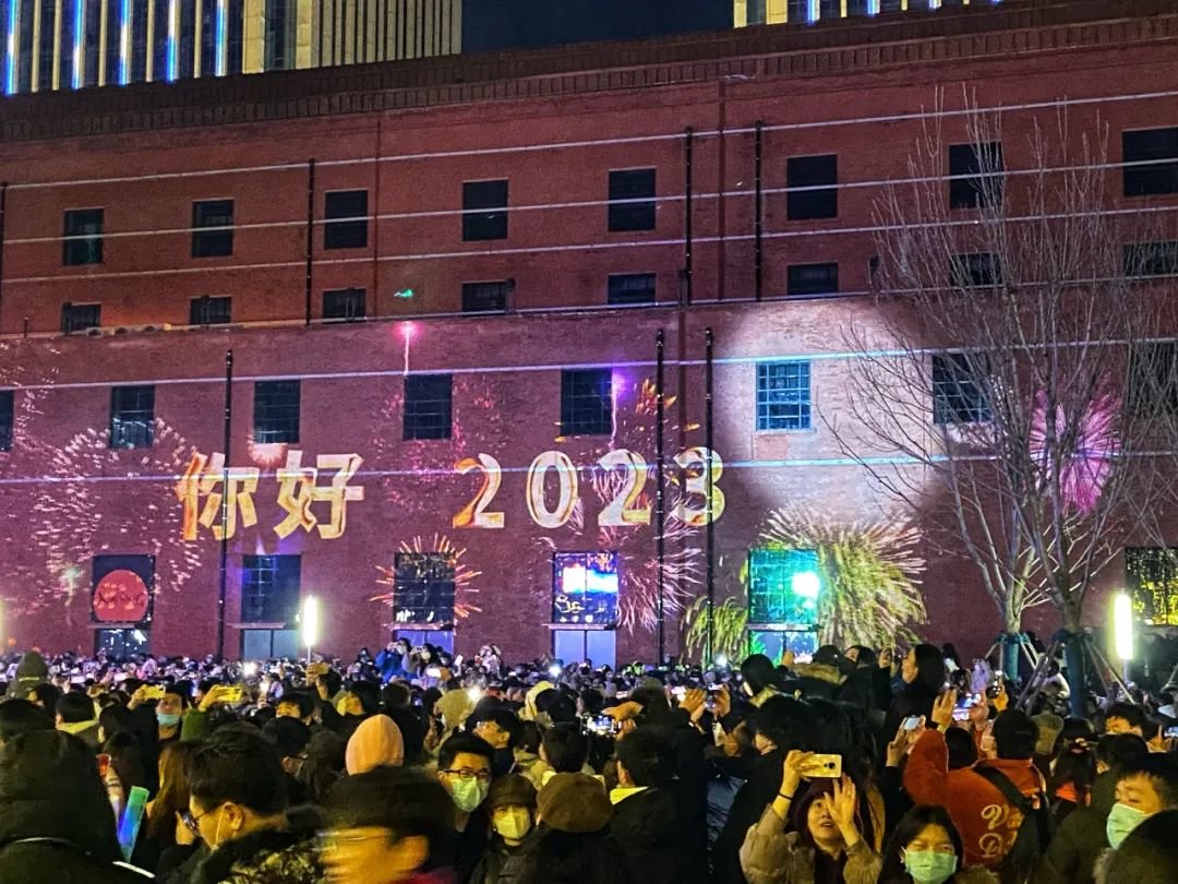 △市民齐聚海河岸边观看灯光秀跨年（图自视觉中国）