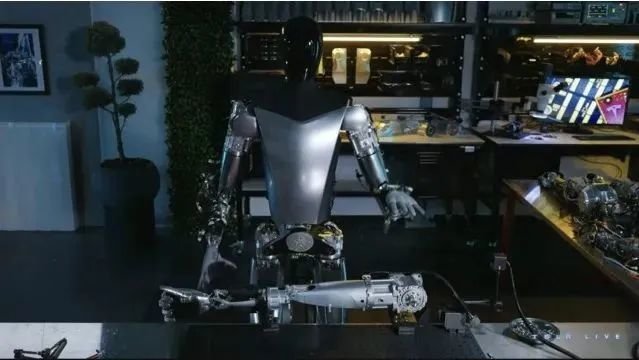 特斯拉在活动中展示了一小段人形机器人的视频