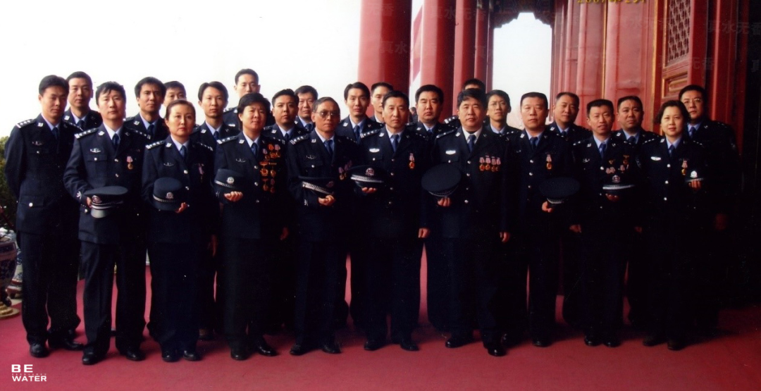 2007年于晓明（前排左三）和功模同事们在天安门城楼合影