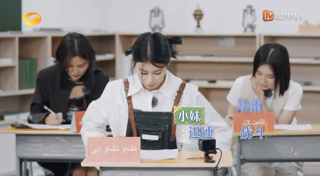 一句话都不说？以为她被孤立了…