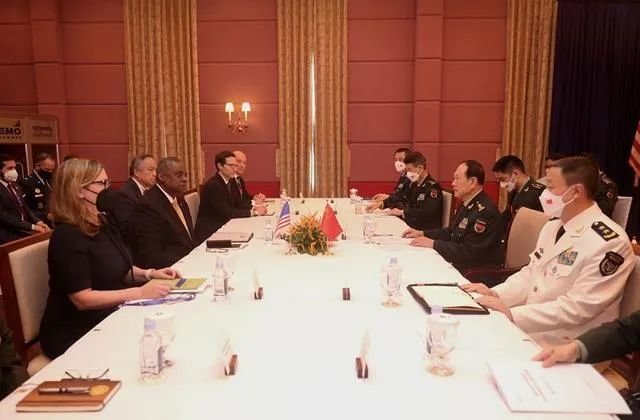 2022年11月22日，柬埔寨暹粒，国务委员兼国防部长魏凤和应约与美国国防部长奥斯汀举行会谈