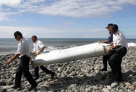马航MH370遇难者家属称找到5片客机残骸。图/英国《每日邮报》
