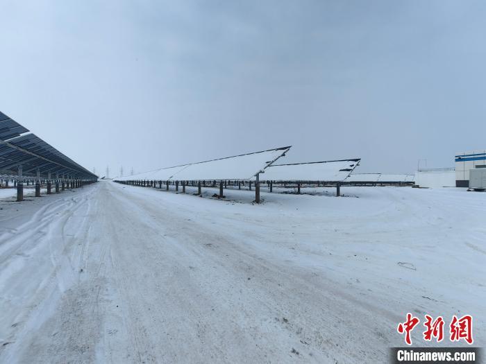新疆生产建设兵团第八师石河子太阳能光伏发电项目永安220kV汇集站现场。图为，雪中太阳能板。王峰 摄