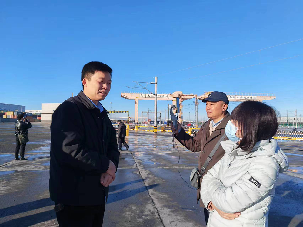 卢山在向参访团介绍情况