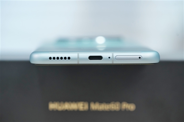 三挖孔前所未有!华为Mate 60 Pro雅川青图赏