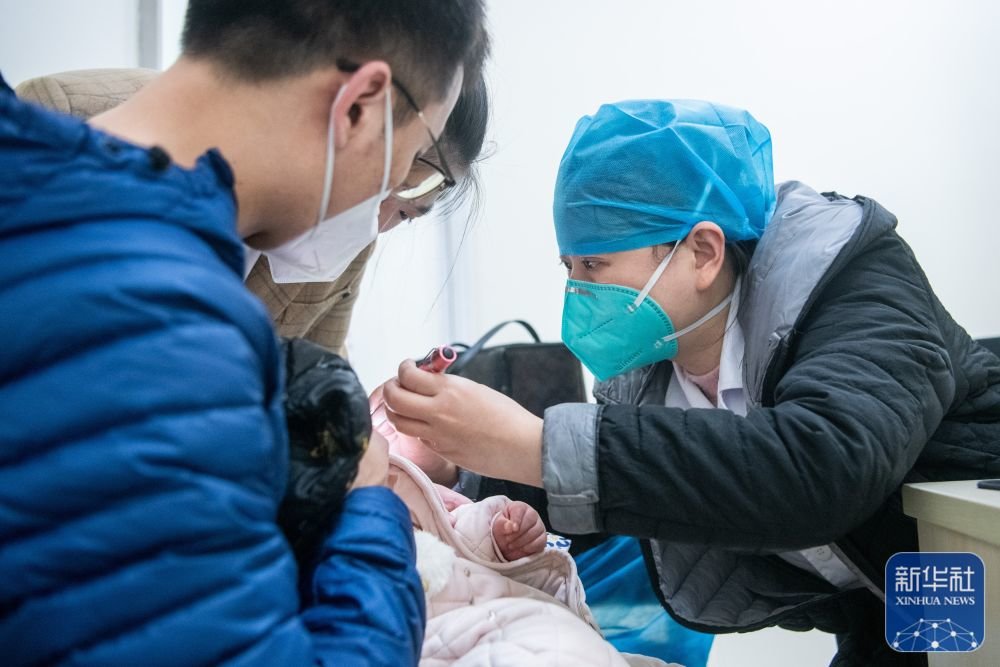 1月21日,武汉儿童医院急诊内科医生在接诊。新华社记者 伍志尊 摄