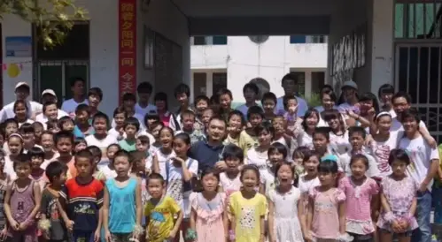 ● 杜聪与被资助的孩子们合影