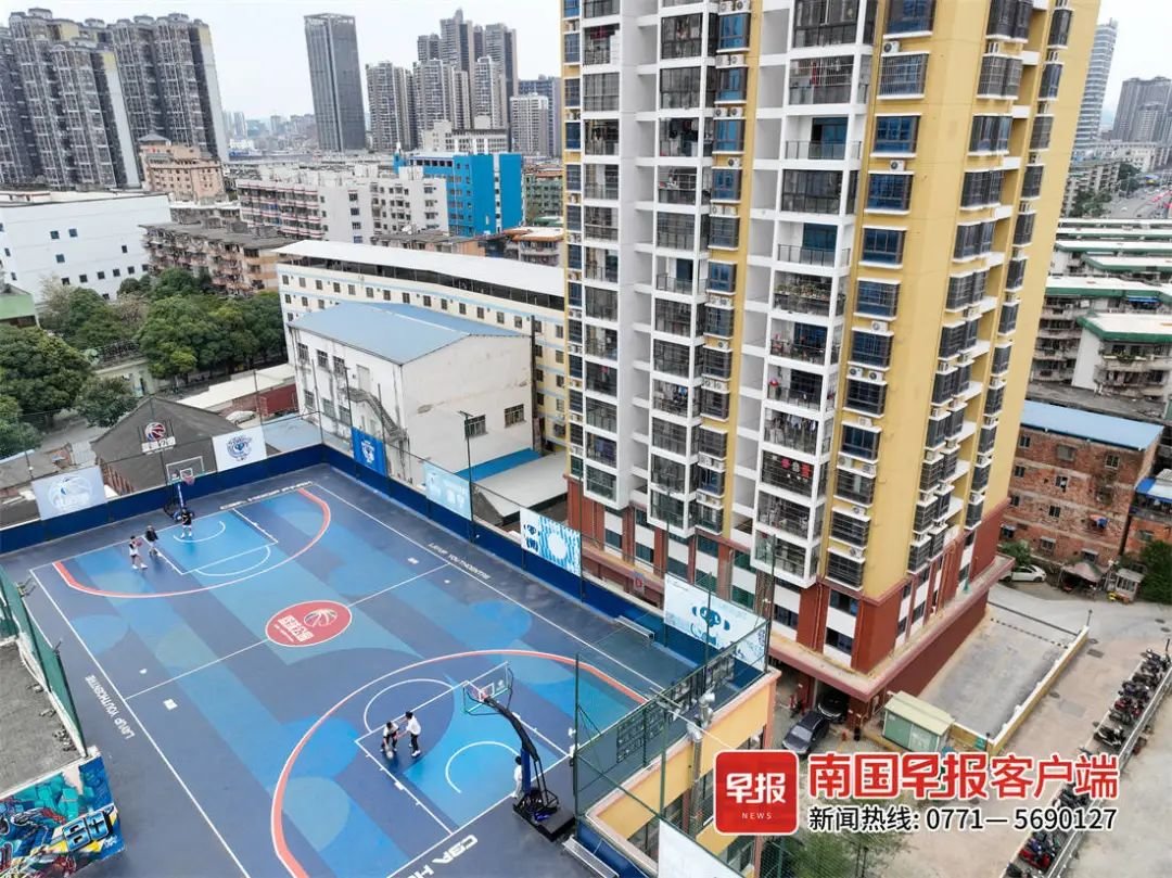 ▲2月14日下午4时,市民在五月天商贸城楼顶的篮球五月汇馆打球。南国早报记者 邹财麟摄