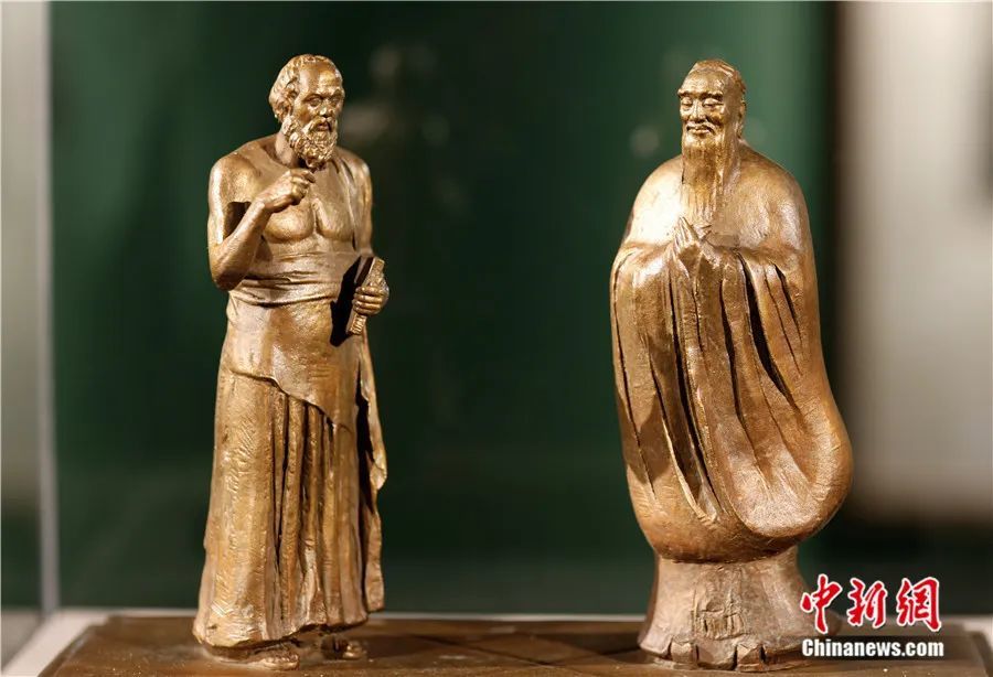 在中国美术馆展出的《神遇-孔子与苏格拉底的对话》雕塑.盛佳鹏 摄