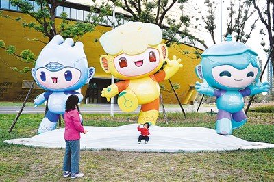 位于大运河亚运公园里的亚运会吉祥物。
