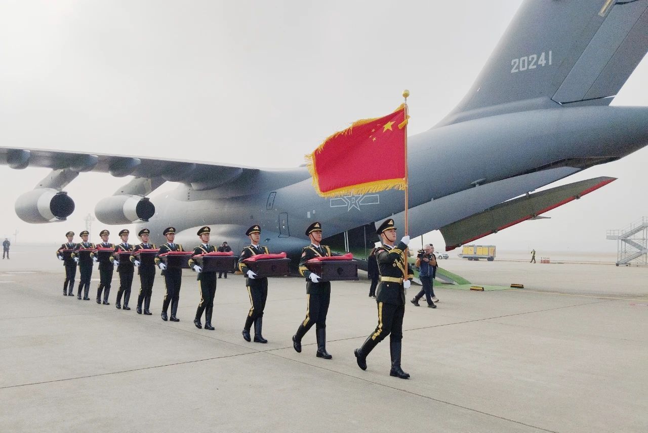 △中国人民解放军仪仗司礼大队礼兵护送烈士棺椁。(图片来源:人民陆军)