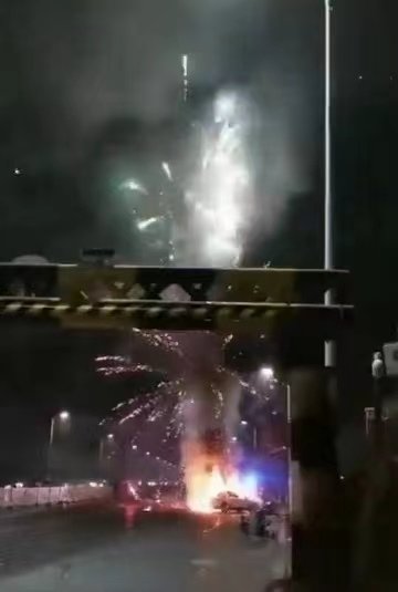 车辆起火蹿出漫天烟花 当地消防:车主刚买完烟花堆满后座