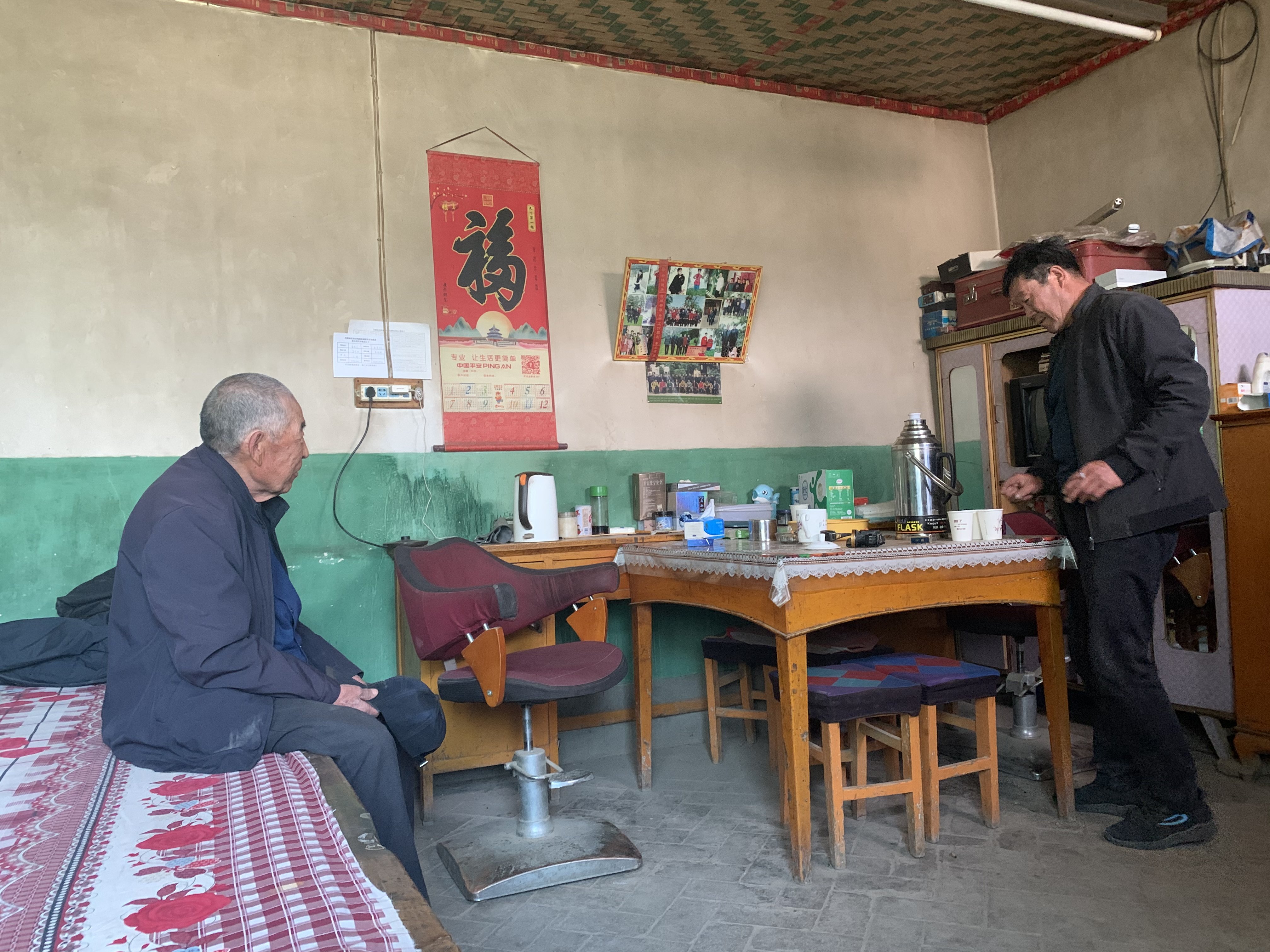 5月13日,何承祥回到煌辉村到李有林家寒暄。