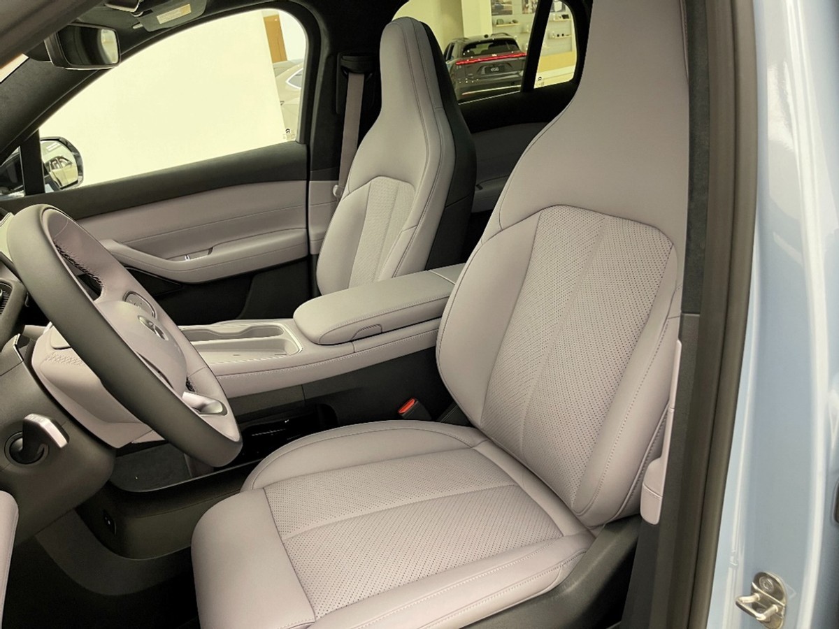 ES6+2万元=轿跑SUV画风+电动尾翼,加速还更快,蔚来EC6到店实拍